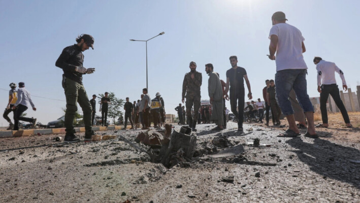 Varias personas se reúnen en el lugar donde se informó de un ataque con drones en la gobernación siria de Alepo el 7 de julio de 2023. (Bakr Alkasem/AFP vía Getty Images).