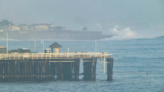 Tres personas caen al océano, al colapsar parcialmente muelle por alto oleaje en California