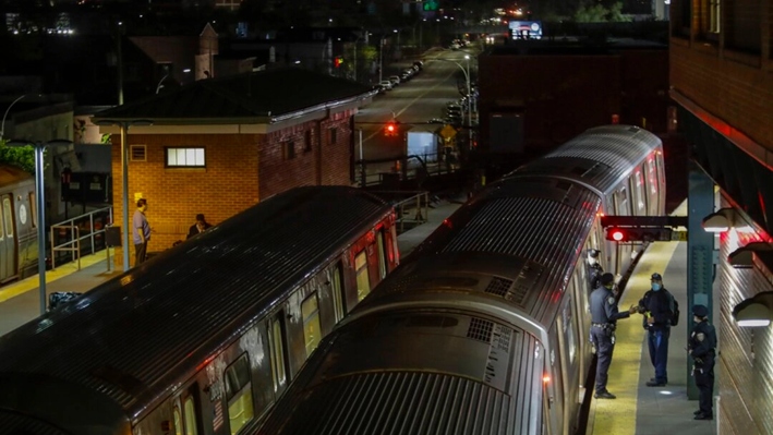 Agentes de la policía de Nueva York despejan un tren en la terminal Stillwell Avenue de Coney Island, en el distrito de Brooklyn, Nueva York, el 5 de mayo de 2020. (Frank Franklin II/AP Photo)