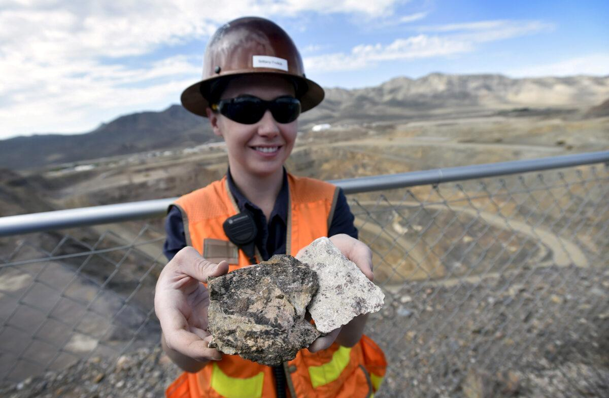 Un trozo de mineral que contiene tierras raras se muestra durante una visita a una mina de minerales de tierras raras en California el 29 de junio de 2015. (David Becker/Reuters)