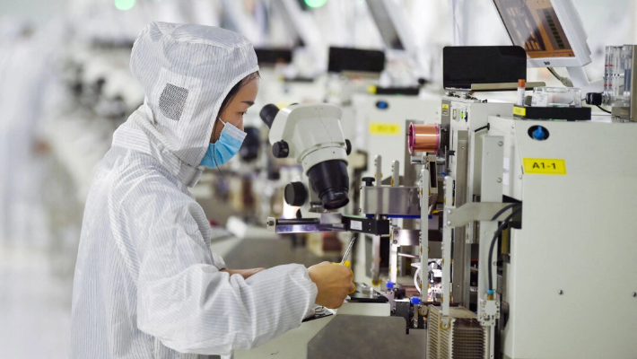 Una trabajadora produce chips semiconductores en un taller en Suqian, China, el 28 de febrero de 2023. (STR/AFP vía Getty Images)
