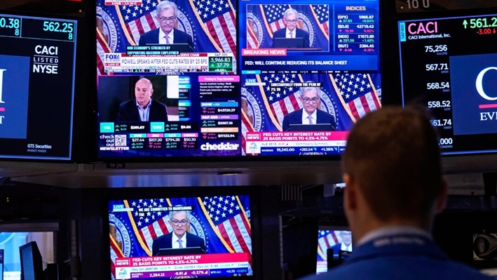 Los comentarios del presidente de la Reserva Federal, Jerome Powell, aparecen en varias pantallas en la Bolsa de Valores de Nueva York, el 7 de noviembre de 2024. (Richard Drew/AP Photo)