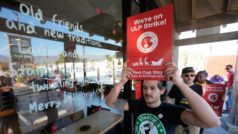 Trabajadores de Starbuck hacen un piquete frente a un Starbucks cerrado en Burbank, California, el 20 de diciembre de 2024. (Damian Dovarganes/Foto AP)