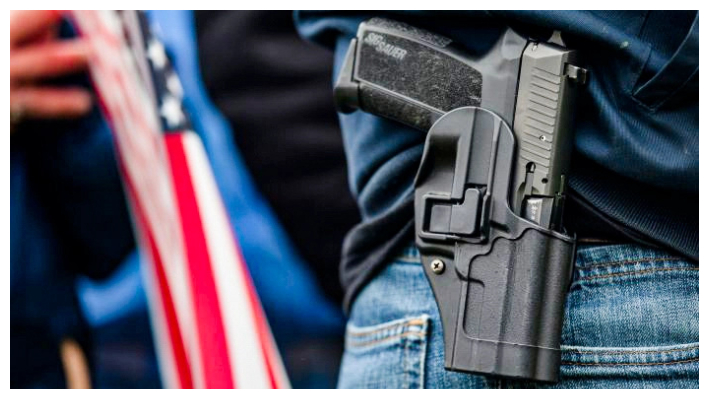 Una pistola en una funda en una foto de archivo. David Ryder/Getty Images)