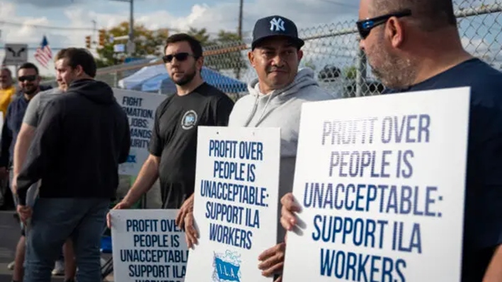 Miembros de la Asociación Internacional de Estibadores (ILA) participan en una huelga cerca de la terminal marítima de Maher en Elizabeth, Nueva Jersey, el 1 de octubre de 2024. (Samira Bouaou/The Epoch Times)