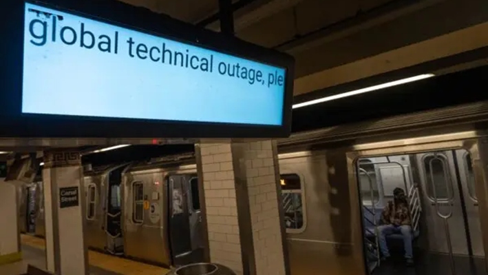 Una pantalla informativa muestra a los viajeros que la información sobre trenes no está disponible debido a un fallo técnico global en la estación de metro de Canal Street, en Nueva York, el 19 de julio de 2024. (Adam Gray/Getty Images)