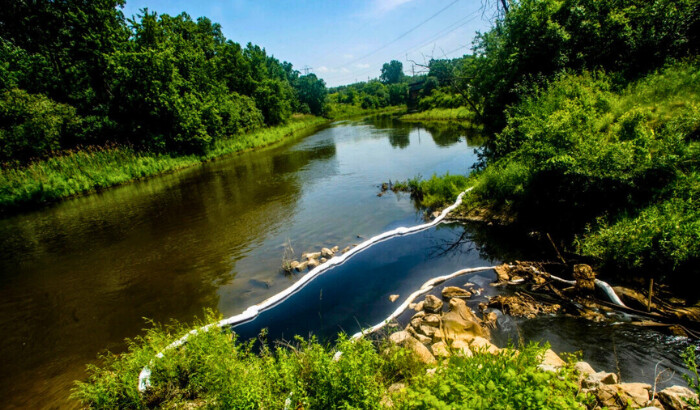 Directivo de empresa es imputado por descarga de petróleo y productos químicos en el río Flint de Michigan