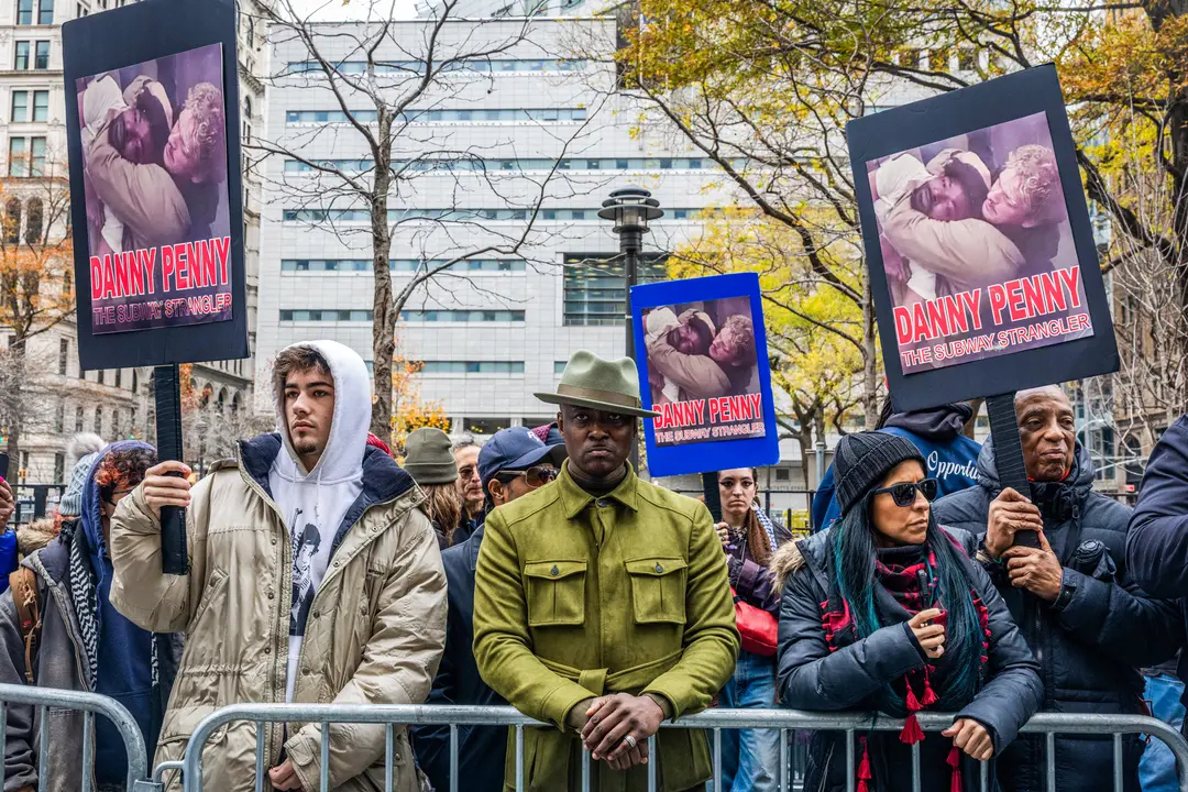 El tío de Jordan Neely, Christopher Neely (C), se une a los manifestantes antes de que Daniel Penny llegue para las deliberaciones del jurado, fuera del Tribunal Penal de Manhattan en la ciudad de Nueva York el 9 de diciembre de 2024. (Alex Kent/Getty Images)