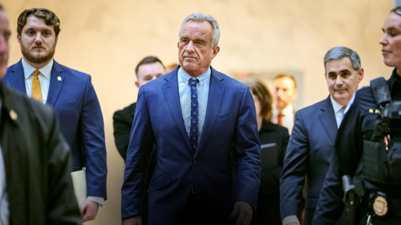 Robert F. Kennedy Jr., el candidato del presidente electo Donald Trump para Secretario de Salud y Servicios Humanos, llega a las reuniones en el Hart Senate Office Building en el Capitolio el 16 de diciembre de 2024. Chip Somodevilla/Getty Images