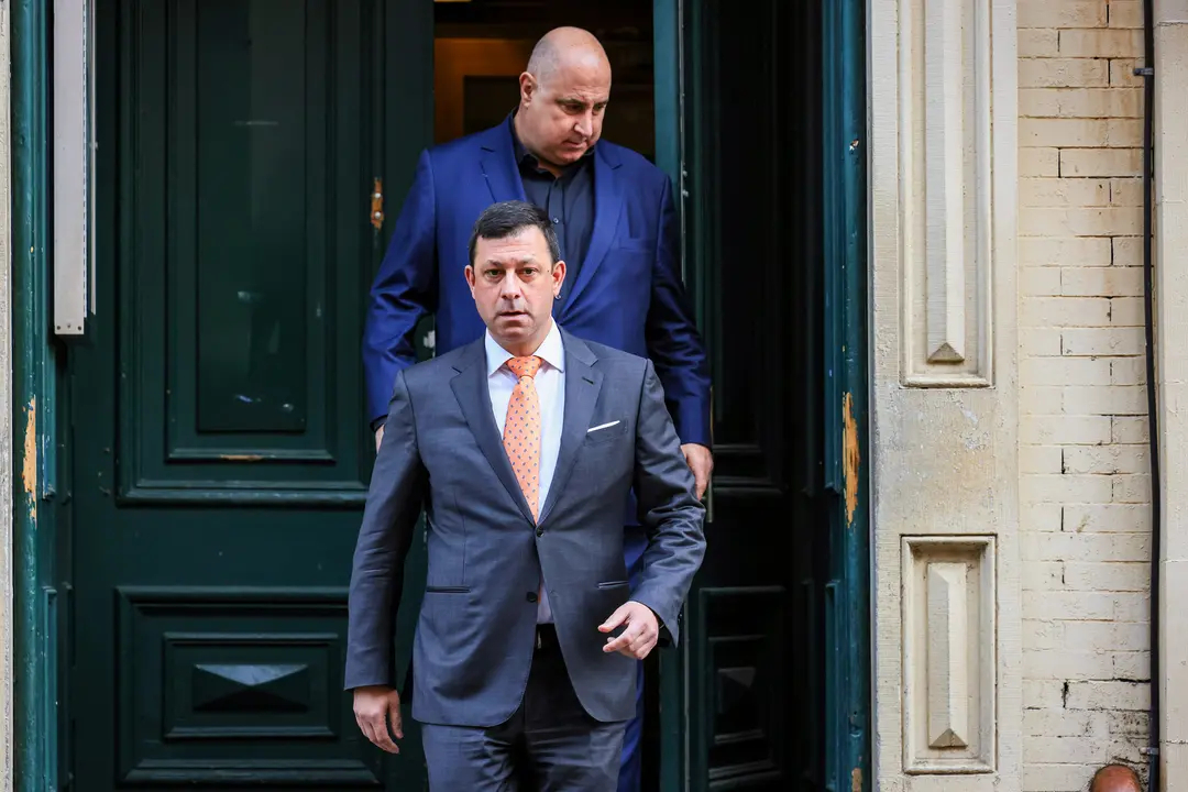 Thomas Kenniff, abogado que representa a Daniel Penny, se prepara para hablar con los medios después de que Penny se entregara en la comisaría 5ª de Nueva York el 12 de mayo de 2023. (Michael M. Santiago/Getty Images)