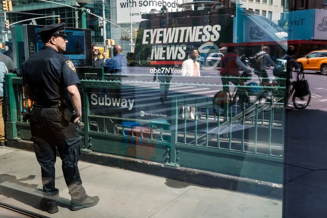 La policía frente a la estación de metro Broadway-Lafayette una semana después de la muerte de Jordan Neely, en Nueva York, el 10 de mayo de 2023. (Spencer Platt/Getty Images)