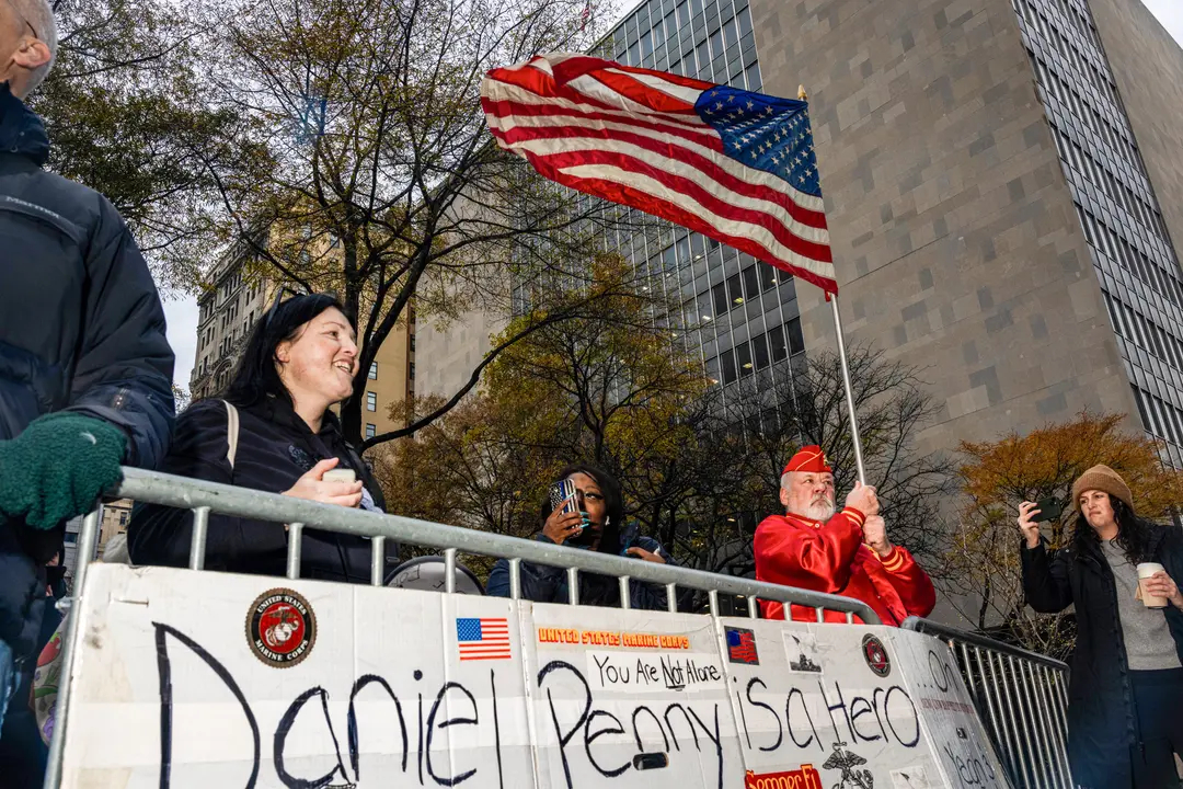 Manifestantes de bandos opuestos se concentran ante la Corte Penal de Manhattan en Nueva York el 9 de diciembre de 2024. (Alex Kent/Getty Images)