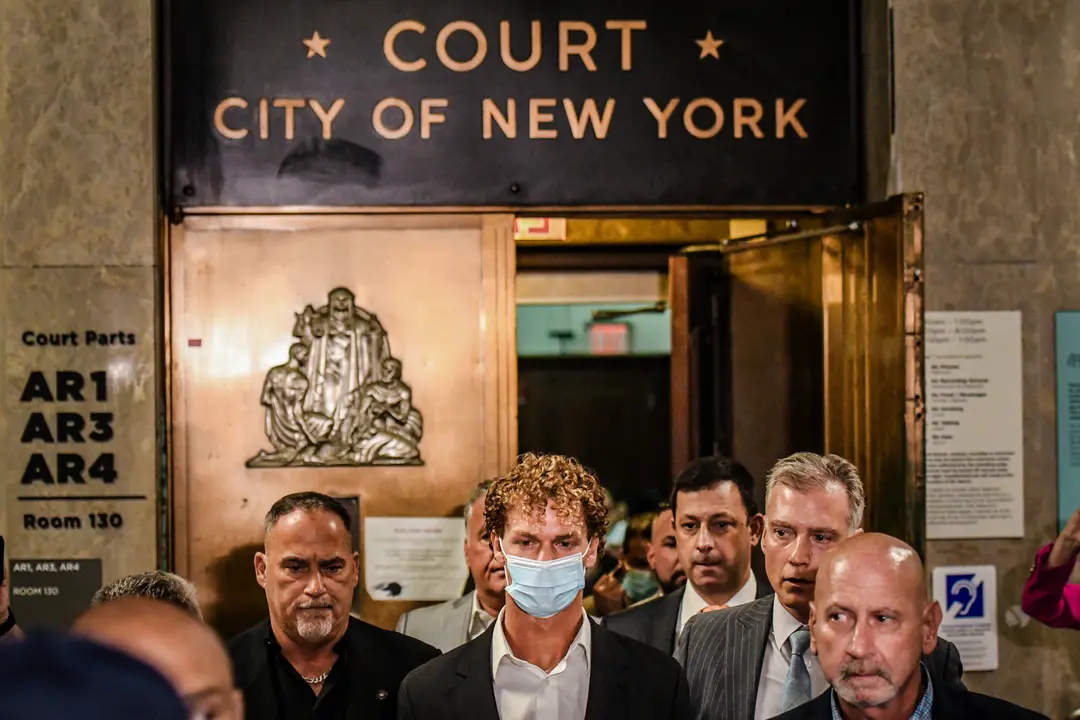 Daniel Penny abandona la Corte Penal de Manhattan tras su comparecencia en Nueva York el 12 de mayo de 2023. (Stephanie Keith/Getty Images)