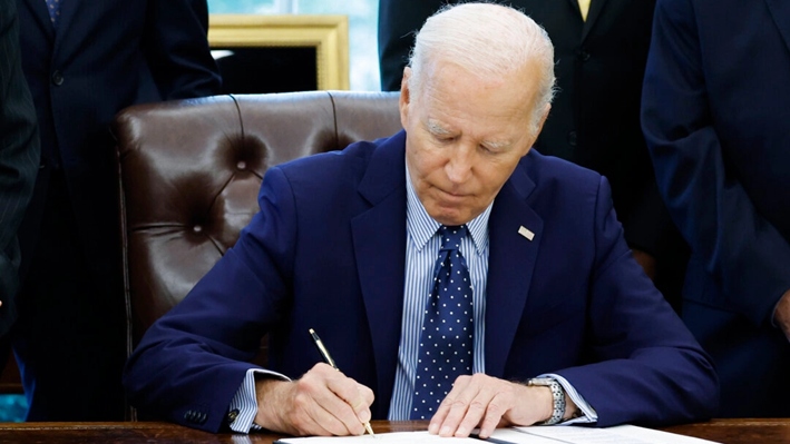 El presidente Joe Biden firma una proclamación en la Oficina Oval de la Casa Blanca, el 16 de agosto de 2024. (Anna Moneymaker/Getty Images)