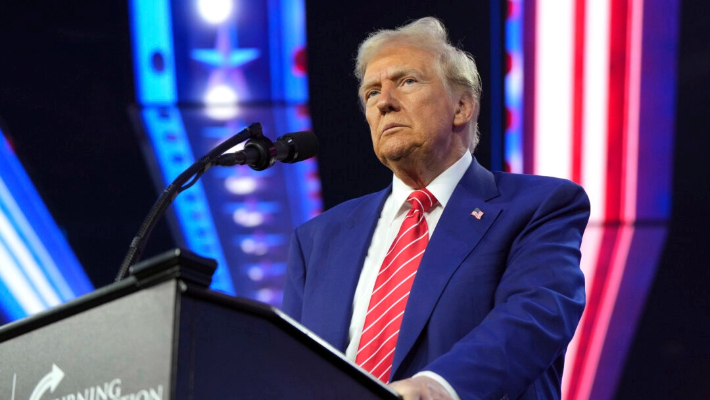 El presidente electo Donald Trump habla en el AmericaFest en Phoenix el 22 de diciembre de 2024. (Rick Scuteri/AP Photo)
