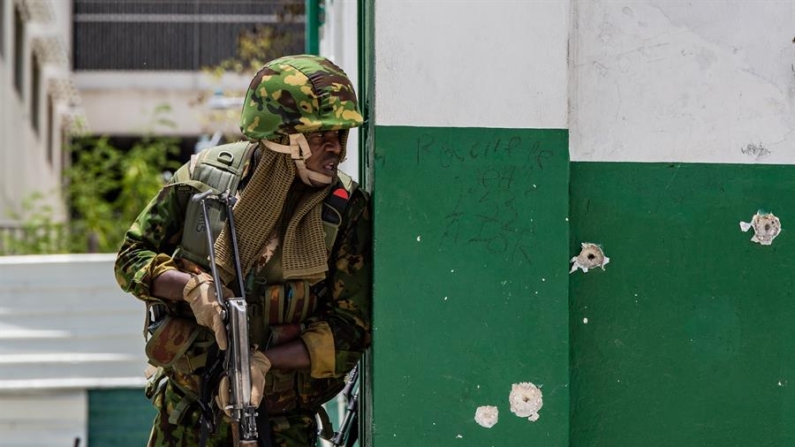 Fotografía de archivo del 29 de julio de 2024 de un policía keniano vigilando una calle luego de un ataque en Puerto Príncipe (Haití). EFE/ Mentor David Lorens