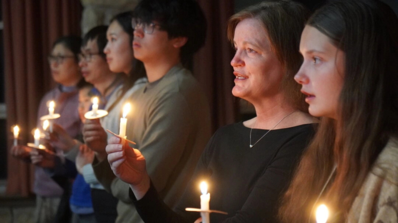 Los visitantes celebran durante un servicio de velas en la Iglesia Comunitaria del Gran Cañón, el 24 de diciembre de 2024. (Allan Stein/The Epoch Times)