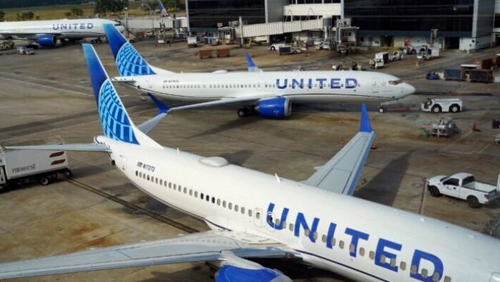 Un avión de United Airlines es empujado desde la puerta de embarque en el Aeropuerto Intercontinental George Bush de Houston el 11 de agosto de 2023. (David J. Phillip/Foto AP).