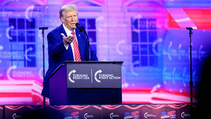 El presidente electo Donald Trump habla durante un acto en Phoenix el 22 de diciembre de 2024. (JOSH EDELSON/AFP vía Getty Images)