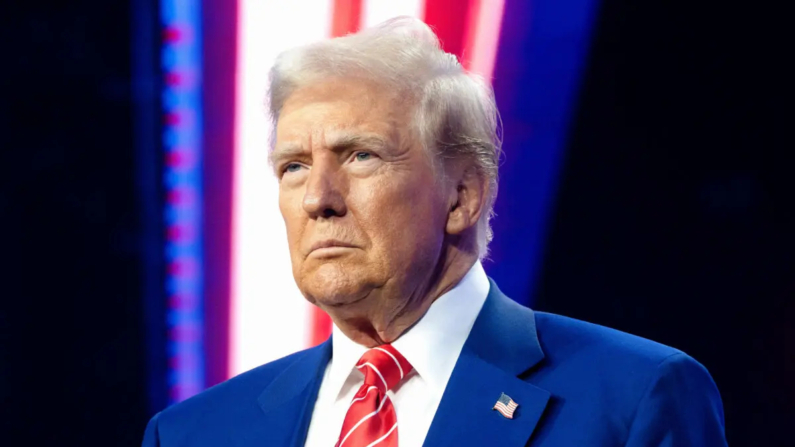 El presidente electo Donald Trump observa durante el AmericaFest de Turning Point USA en el Centro de Convenciones de Phoenix, Arizona, el 22 de diciembre de 2024. (Rebecca Noble/Getty Images)