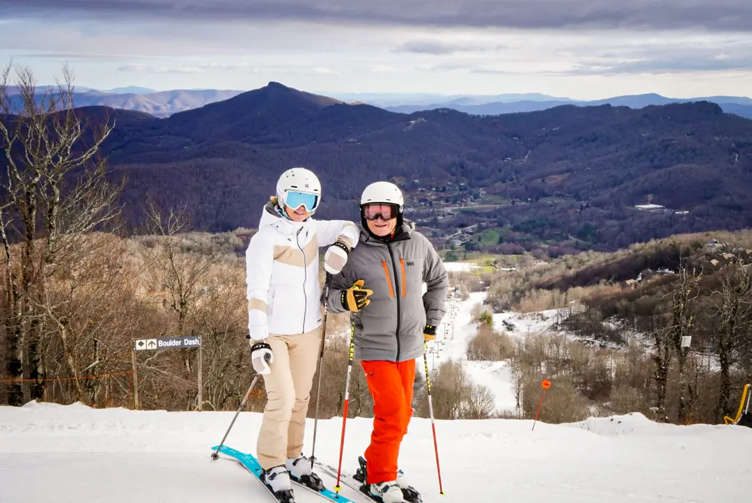 Kimberley (izq.) y Gunther Jochl, marido y mujer, copropietarios de Sugar Mountain Resort, posan en la cima, en Banner Elk, Carolina del Norte, el 8 de diciembre de 2024. (T.J. Muscaro/The Epoch Times).