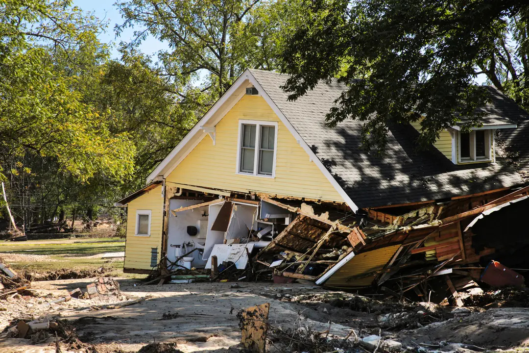 Daños causados por las grandes inundaciones provocadas por el huracán Helene, en Old Fort, Carolina del Norte, el 4 de octubre de 2024. Helene se abatió sobre Carolina del Norte con cantidades históricas de lluvia, arrasando carreteras, puentes, casas y laderas. (Richard Moore/The Epoch Times)