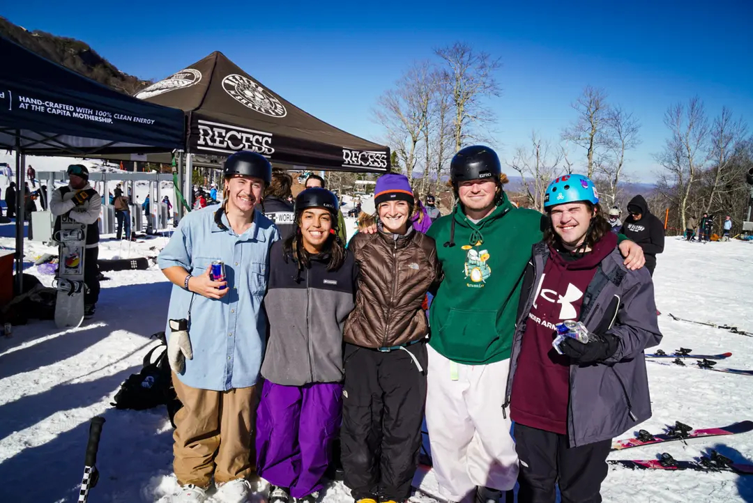 Coby Liebelt, Bella Horrock y sus compañeros del equipo de esquí de estilo libre de la Universidad Liberty participan en una competición en Beech Mountain Resort en Beech Mountain, Carolina del Norte, el 7 de diciembre de 2024. (T.J. Muscaro/The Epoch Times)