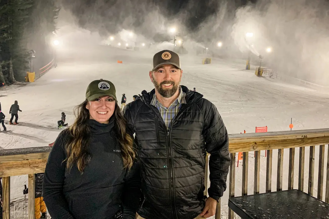 Sarah Worrell (izq.) y su marido Travis en la estación de esquí de Cataloochee el 11 de diciembre de 2024. Worrell, que trabaja en Cataloochee, hace un llamamiento para que la gente visite las pistas. (T.J. Muscaro/The Epoch Times)