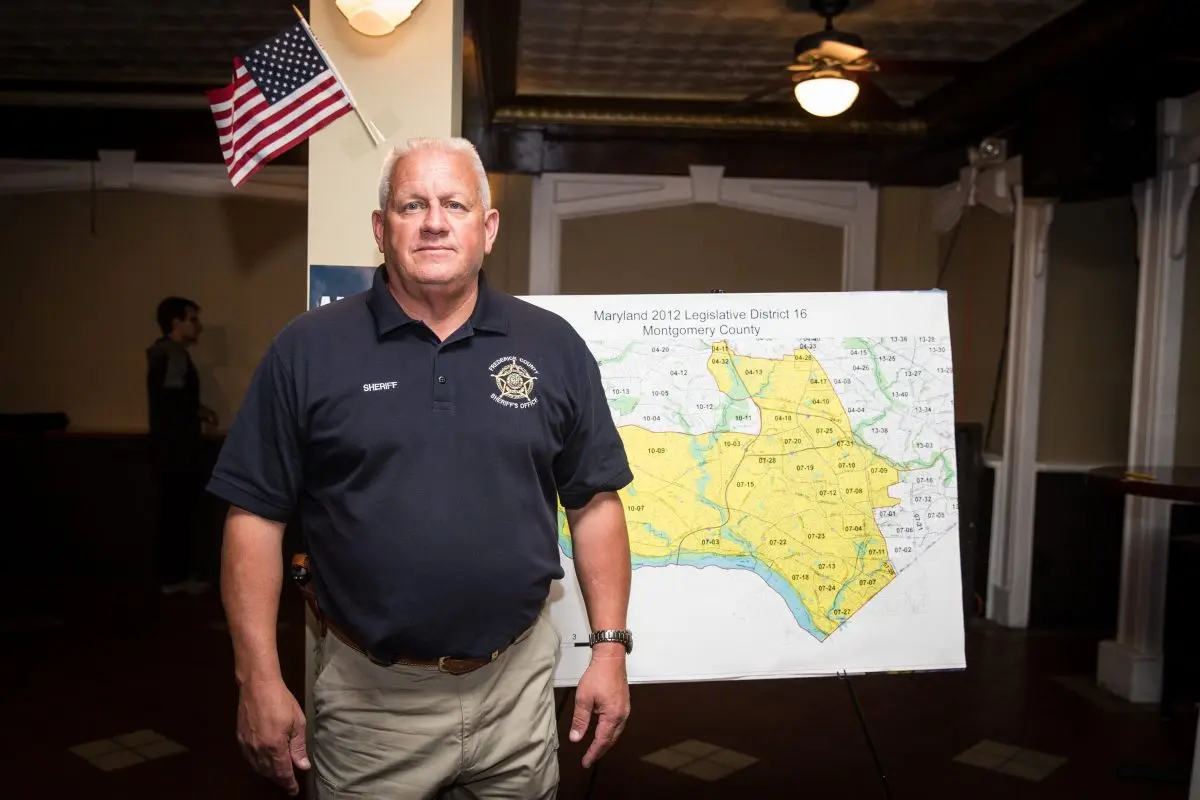 El sheriff del condado de Frederick, Chuck Jenkins, en una reunión sobre temas de inmigración ilegal en Bethesda, Maryland, el 17 de octubre de 2017. (Benjamin Chasteen/The Epoch Times)