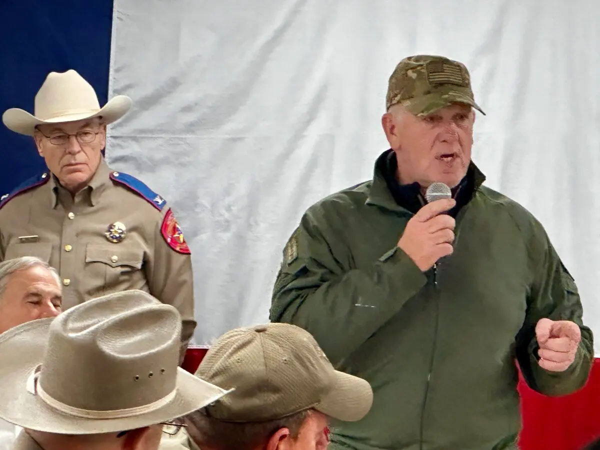 Tom Homan, elegido zar de fronteras del presidente electo Donald Trump, se dirige a los miembros de la Operación Estrella Solitaria en la frontera de Texas el 26 de noviembre de 2024. (Darlene McCormick Sanchez/The Epoch Times)