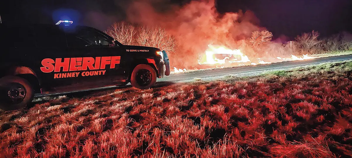 Las fuerzas policiales responden al choque e incendio de un vehículo sospechoso de contrabando cerca de Brackettville, Texas. (Cortesía de la Oficina del Sheriff del Condado de Kinney)