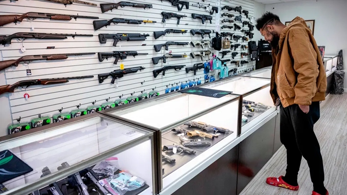 Un coleccionista de armas mira armas en la tienda de armas EJB en Capitol Heights, Maryland, el 14 de marzo de 2023. (Andrew Caballero-Reynolds/AFP vía Getty Images)