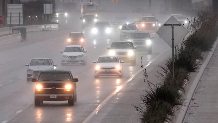 Potentes tormentas eléctricas azotan Texas y retrasan 100 vuelos en temporada navideña