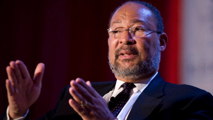 Richard Parsons, presidente de Citigroup, habla en la sede de Time Warner en Nueva York el 15 de junio de 2009. (Mark Lennihan/Foto AP). 