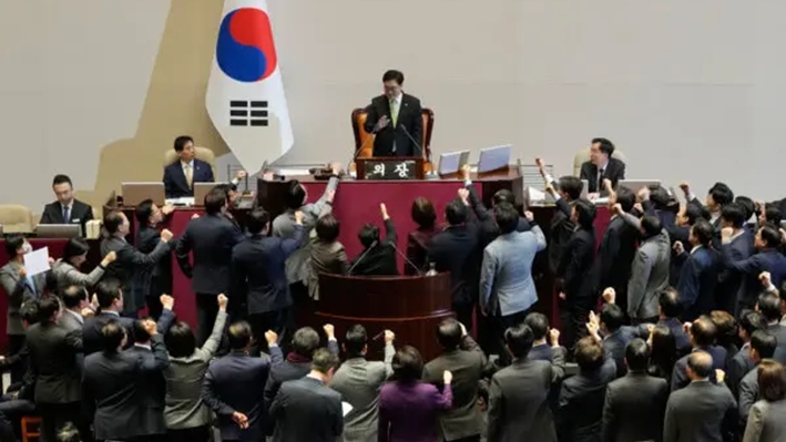 Legisladores del gobernante Partido del Poder Popular protestan durante una sesión plenaria por la moción de impeachment contra el presidente interino de Corea del Sur, Han Duck-soo, en la Asamblea Nacional en Seúl, Corea del Sur, el 27 de diciembre de 2024. (Ahn Young-joon/AP)