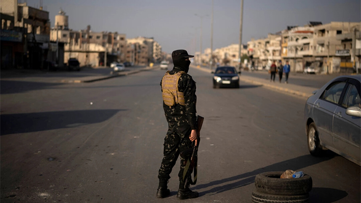 Un miembro de las fuerzas de seguridad del recién formado gobierno sirio monta guardia en un puesto de control de seguridad en Homs, Siria, el 26 de diciembre de 2024. (Leo Correa/Foto AP)