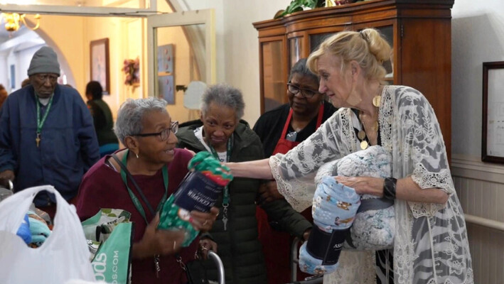 Mujer gestiona donación de mantas que alegran y abrigan a los ancianos en esta época navideña