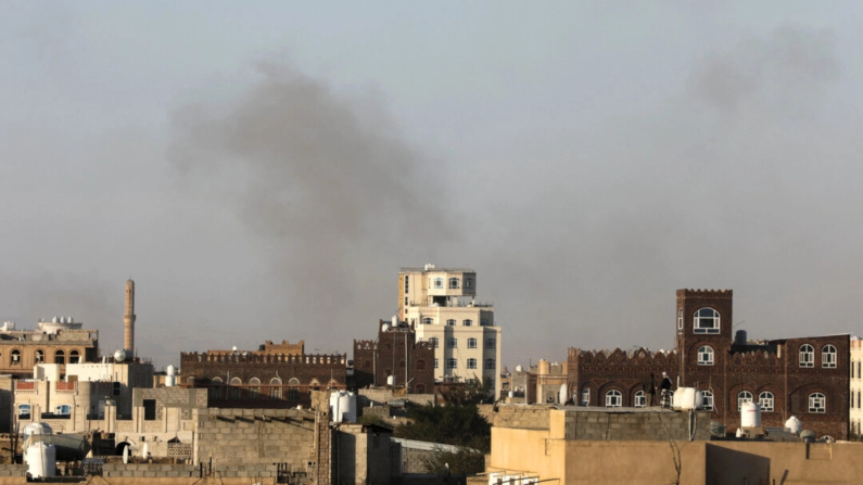 Se levanta humo tras los ataques israelíes cerca del aeropuerto de Saná en Saná, Yemen, el 26 de diciembre de 2024. (Khaled Abdullah/Reuters)