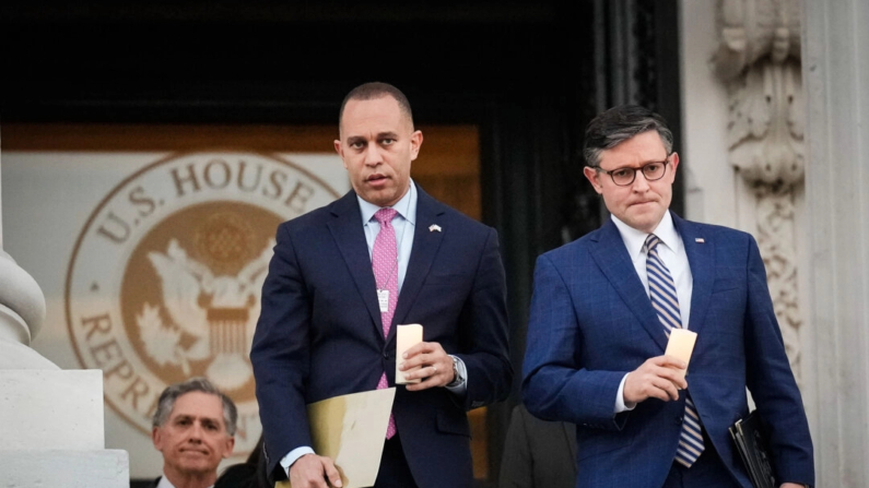 (De izquierda a derecha) El líder de la minoría en la Cámara de Representantes, el demócrata Hakeem Jeffries, y el presidente de la Cámara de Representantes, el republicano Mike Johnson, en una vigilia bipartidista con velas en el Capitolio el 7 de noviembre de 2023. (Drew Angerer/Getty Images)