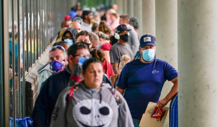 Cientos de personas hacen cola fuera de un Centro de Carreras de Kentucky, con la esperanza de encontrar ayuda con sus solicitudes de desempleo en Frankfort, Kentucky, el 18 de junio de 2020. (Bryan Woolston/Reuters)