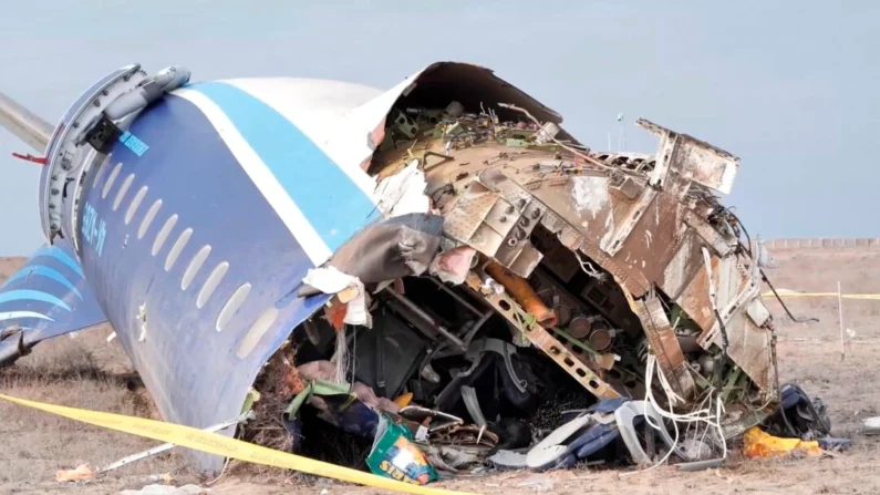 Los restos del avión Embraer 190 de Azerbaijan Airlines yacen en el suelo cerca del aeropuerto de Aktau, Kazajstán, el 25 de diciembre de 2024. Administración de la región de Mangystau vía AP