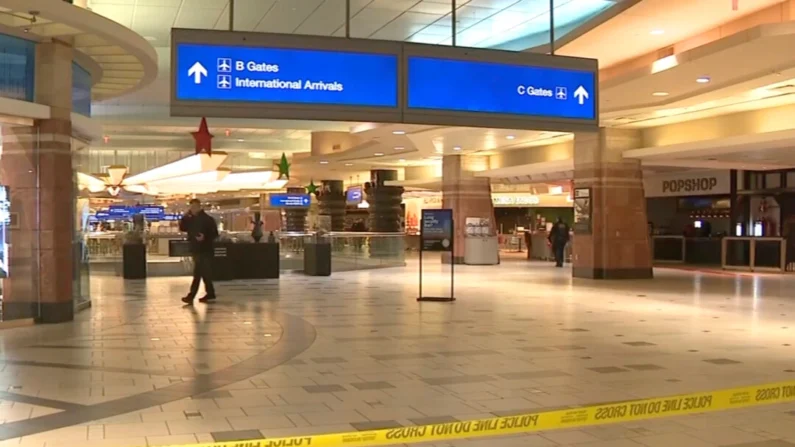 La policía investiga un tiroteo navideño en el aeropuerto Sky Harbor de Phoenix el 25 de diciembre de 2024. KNXV vía AP