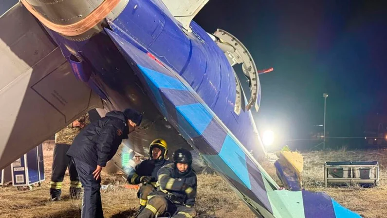 En esta foto publicada por el Servicio de Prensa del Ministerio de Emergencias de Kazajstán, los rescatistas trabajan en los restos del avión Embraer 190 de Azerbaijan Airlines en el suelo cerca del aeropuerto de Aktau, Kazajstán, el 26 de diciembre de 2024. Servicio de Prensa del Ministerio de Emergencias de Kazajstán vía AP