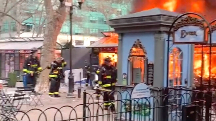 Incendio arrasa parte de un popular mercado navideño de Manhattan