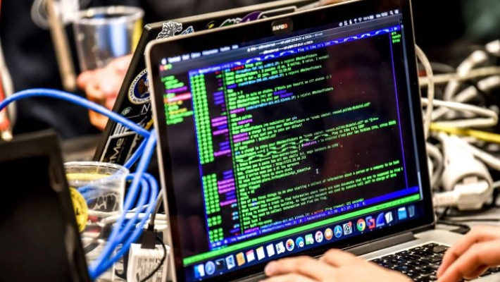 Una persona entrega una carga útil informática mientras trabaja en un ordenador portátil durante el 11º Foro Internacional de Ciberseguridad en Lille, Francia, el 22 de enero de 2019. (Philippe Huguen/AFP/Getty Images)