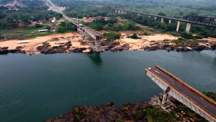 El puente Juscelino Kubitschek se derrumba en el río Tocantins en Estreito, estado de Maranhao, Brasil, el 24 de diciembre de 2024. (Marinho Drones/AP Foto).