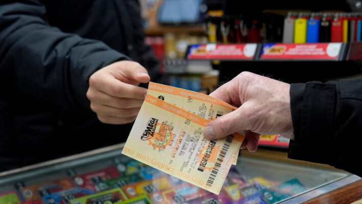 Una persona compra un boleto de Mega Millions en Rossi's Deli de San Francisco el 26 de diciembre de 2024. (Jeff Chiu/Foto AP).