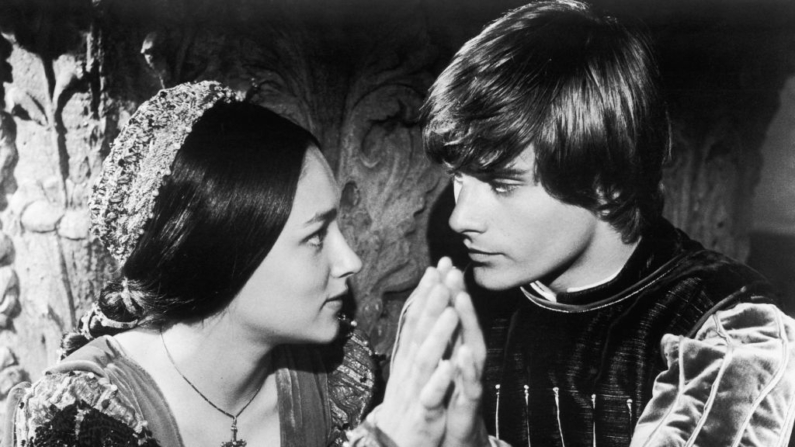 Leonard Whiting (d) y Olivia Hussey (i) en los papeles principales de la versión cinematográfica de Franco Zeffirelli de "Romeo y Julieta" de Shakespeare, 1967. (Hulton Archive/Getty Images)