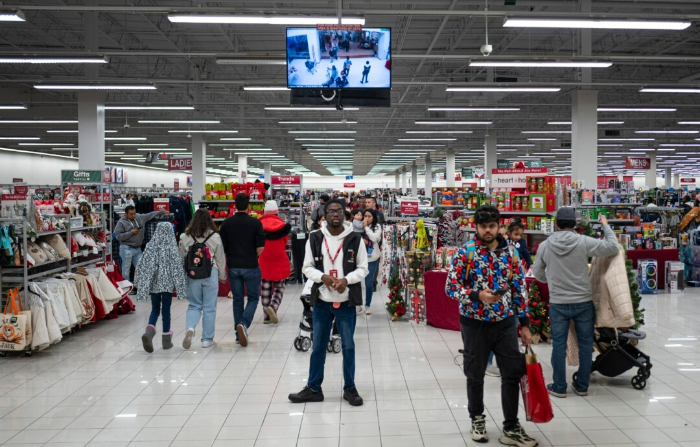 Personas compran durante el Viernes Negro en un centro comercial de Hanover, Maryland, el 29 de noviembre de 2024. (Madalina Vasiliu/The Epoch Times)
