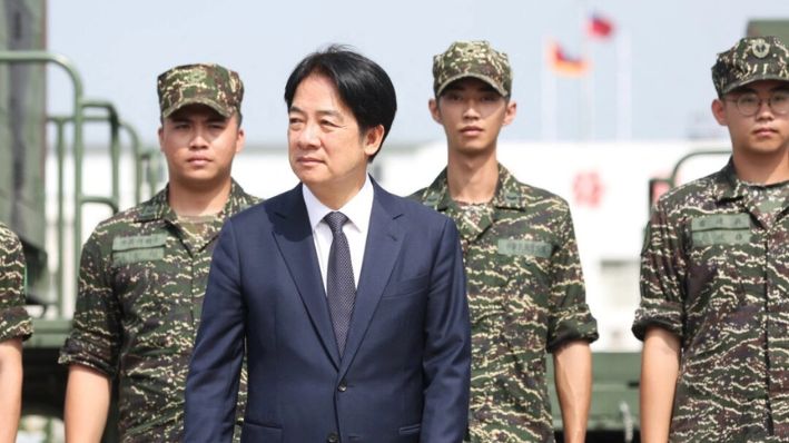 El presidente taiwanés Lai Ching-te llega a una base naval en Taoyuan el 18 de octubre de 2024. (I-Hwa Cheng/AFP vía Getty Images)